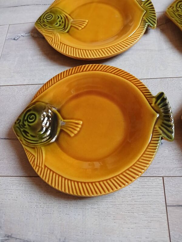 8 assiettes anciennes en barbotine forme poisson