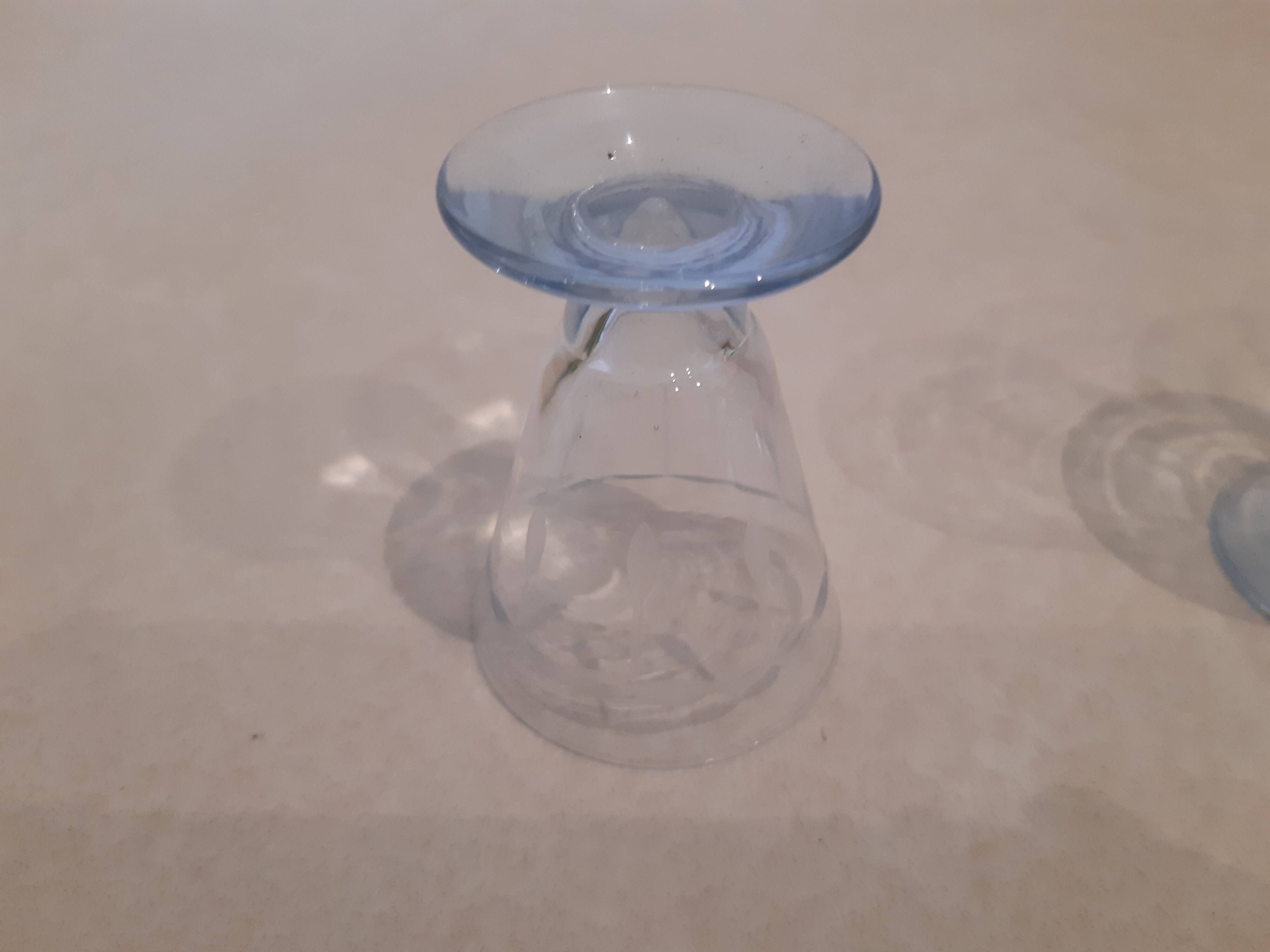 Lot de 7 petits verres à alcool en cristal très finement ciselé bleu.