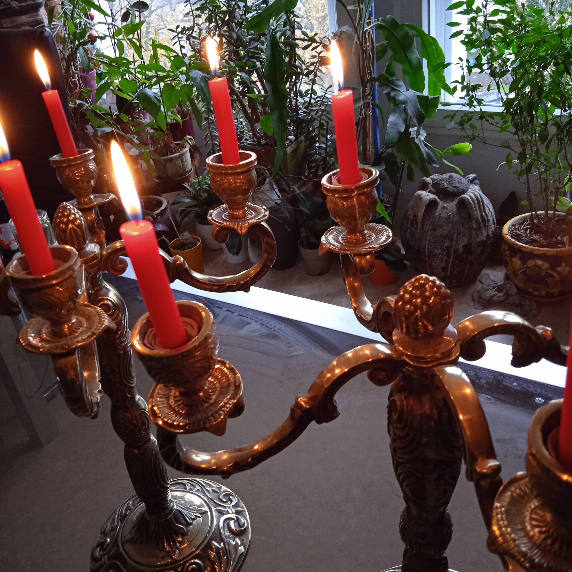 Paire de grands chandeliers 4 branches en bronze doré