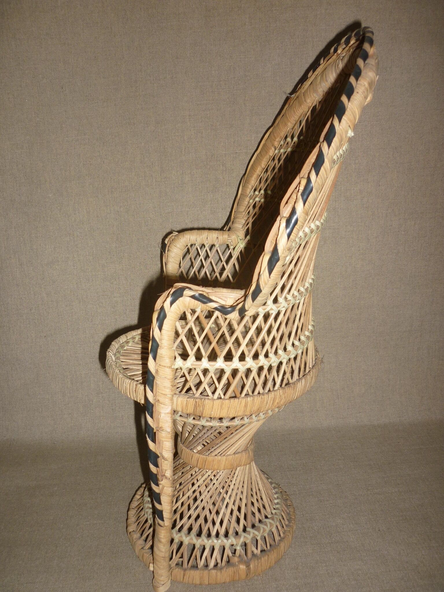 Fauteuil Emmanuelle poupée en osier 70's