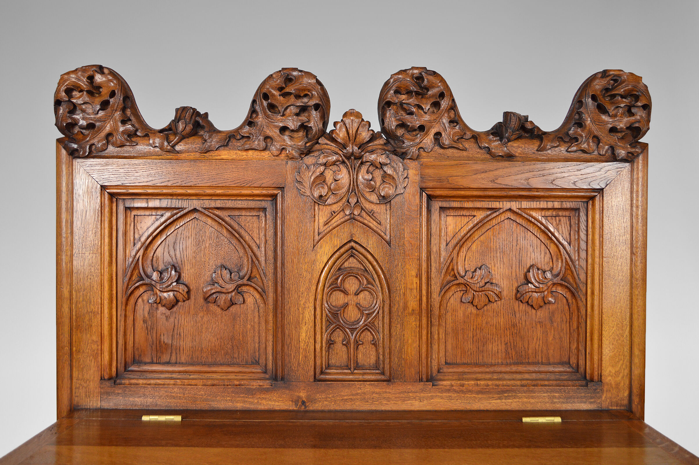 Banc coffre Gothique d'église en chêne sculpté, vers 1880