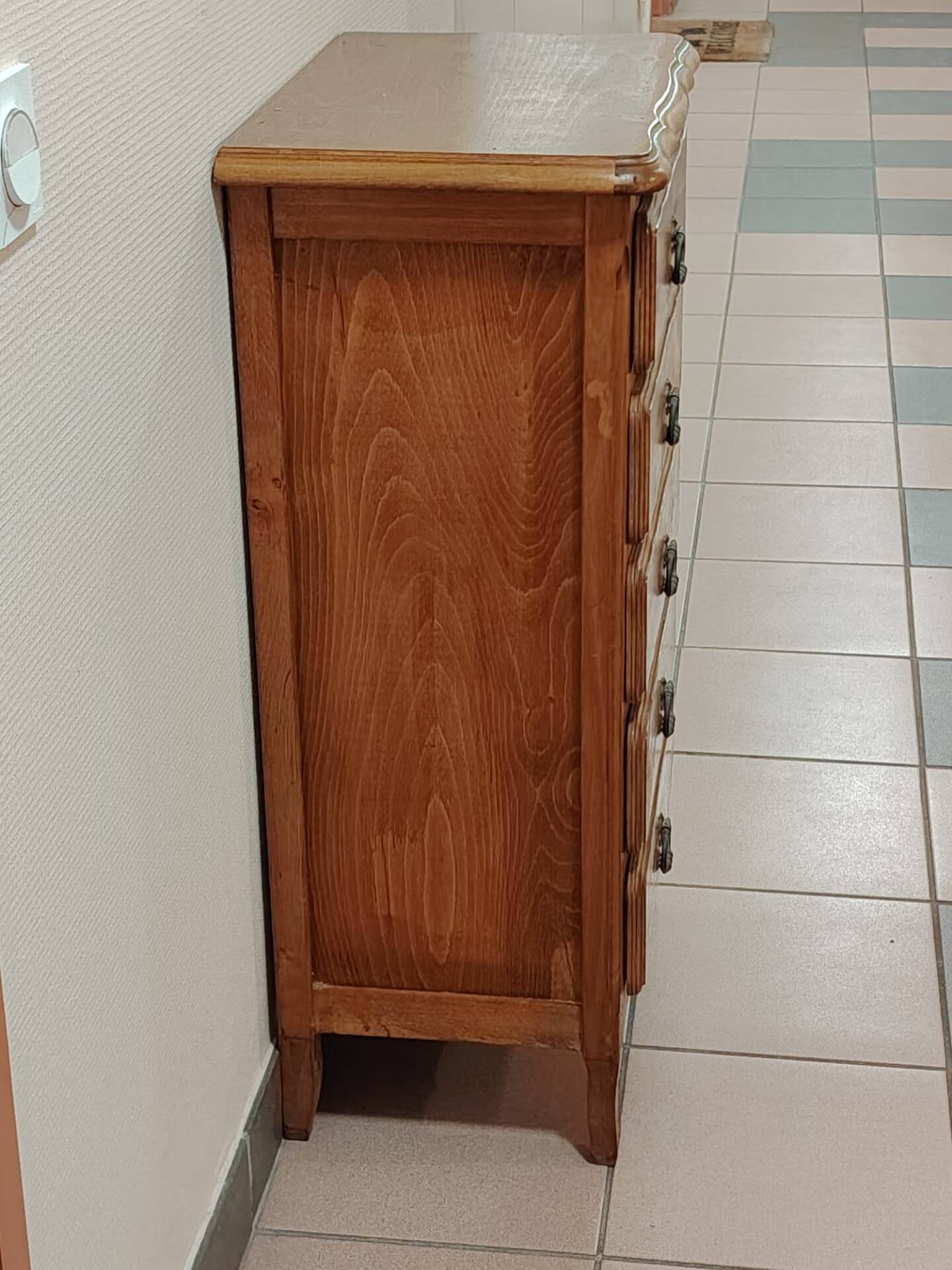 Antique chest of drawers with 5 drawers