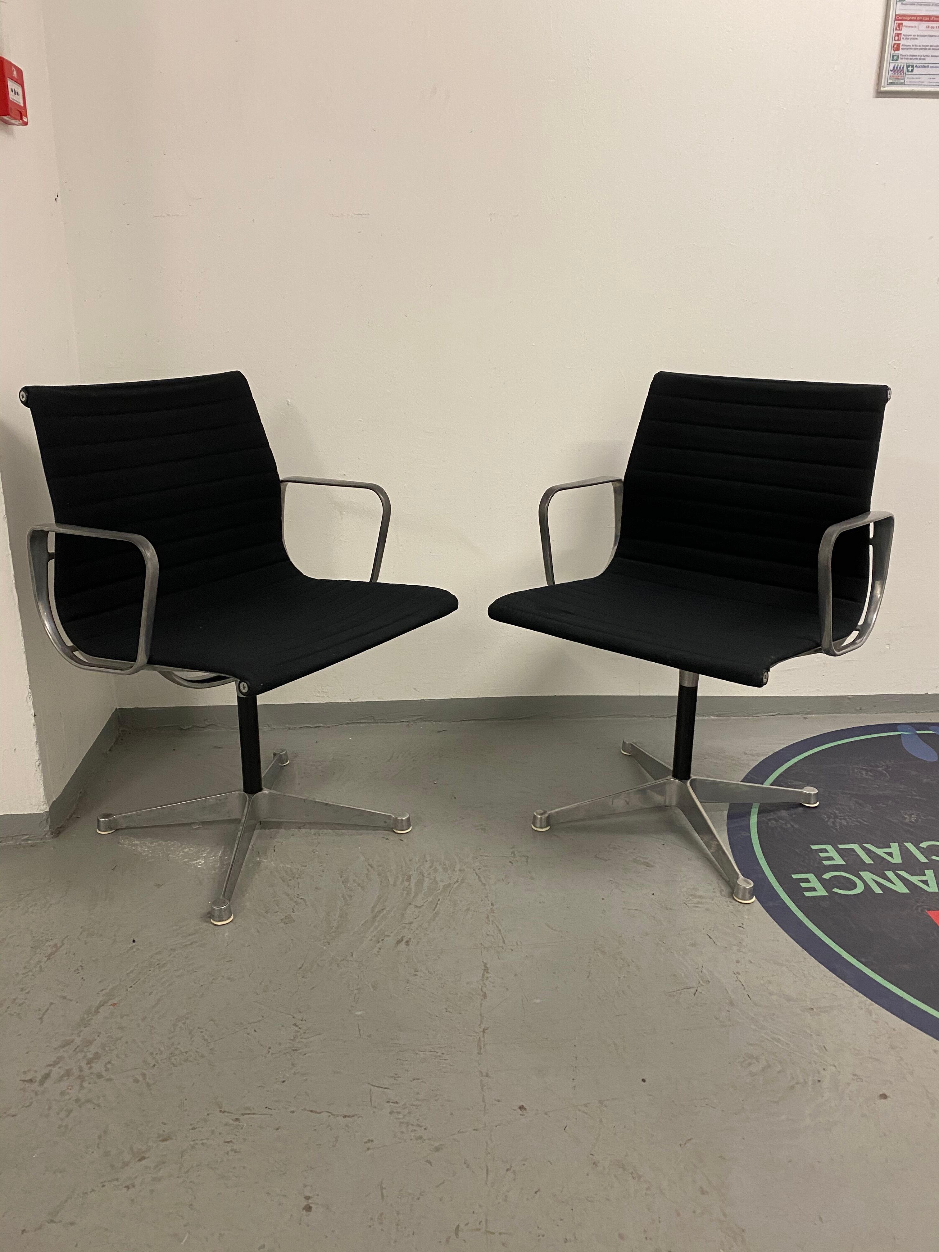 Fauteuil EA108 par Charles et Ray  Eames édition Herman Miller
