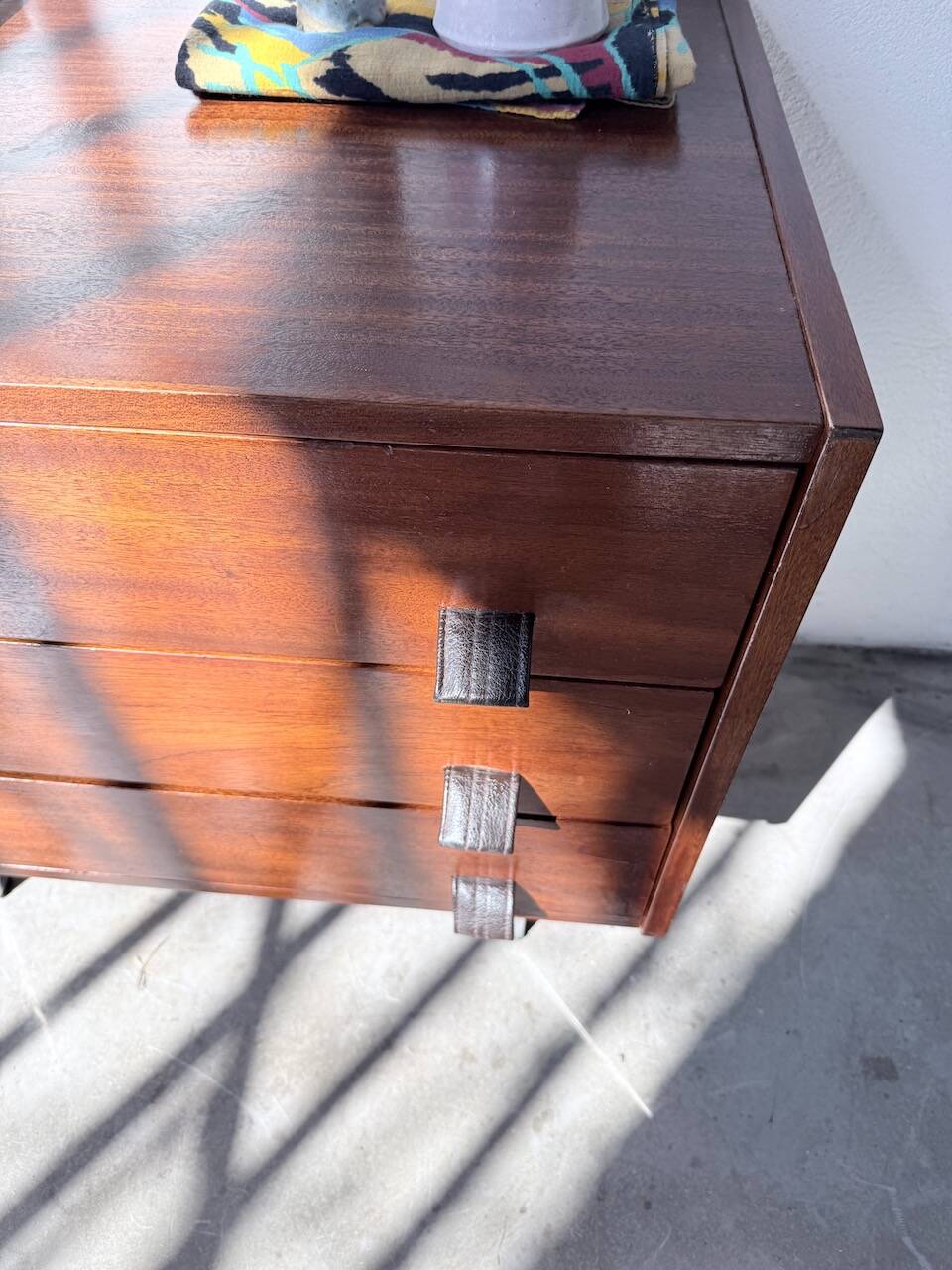 Commode teck poignées cuir 1960