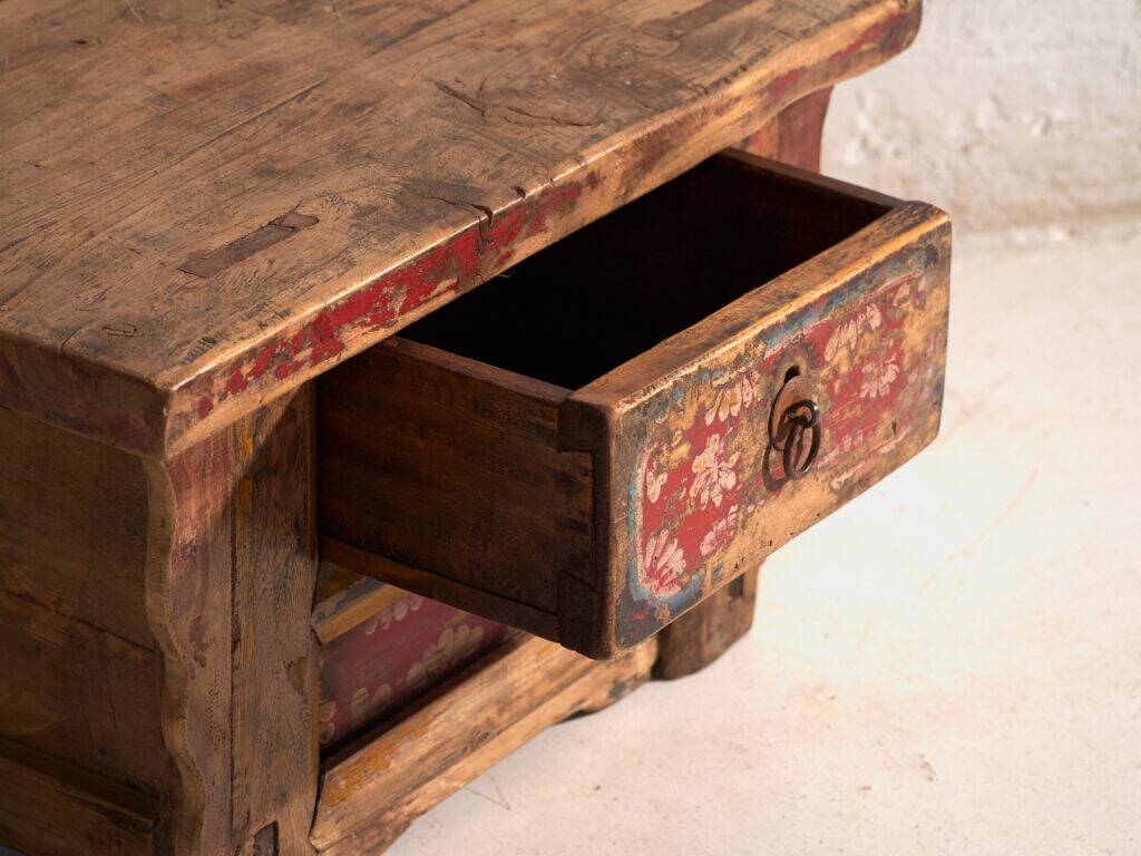 Table basse ancienne peinte en bois d’orme – Chine, vers 1900