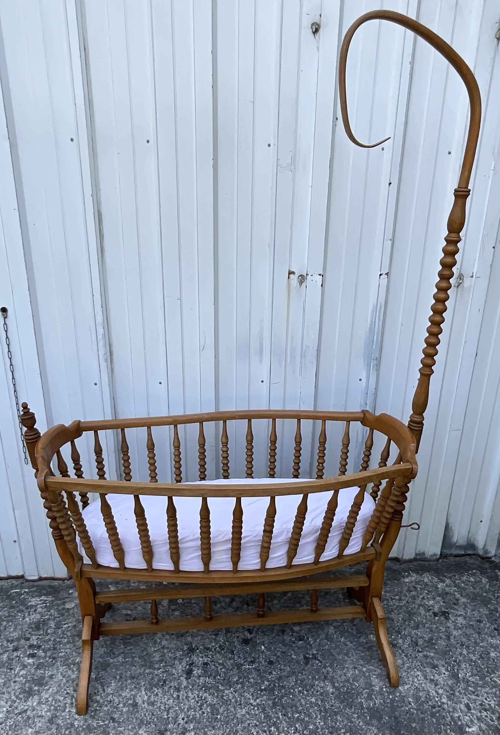 Antique cradle in solid beech – Early 20th century