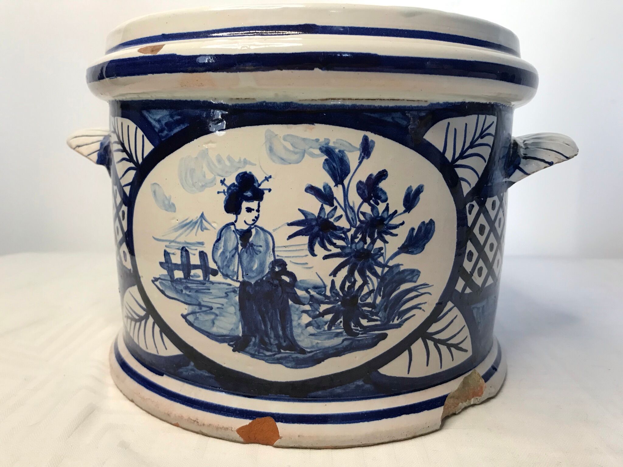 Former nevers ceramic earpiece-pot in late 18th century
