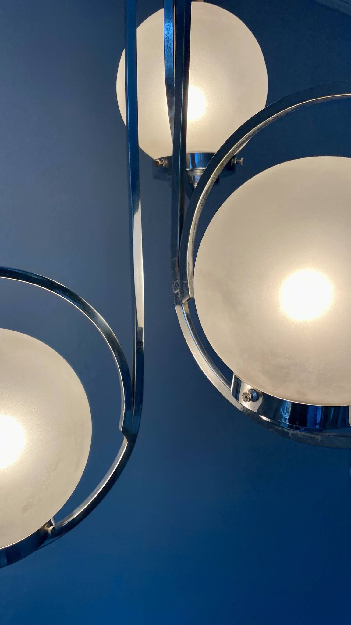 Lampe art déco en argent avec trois abat-jours en forme de sphère