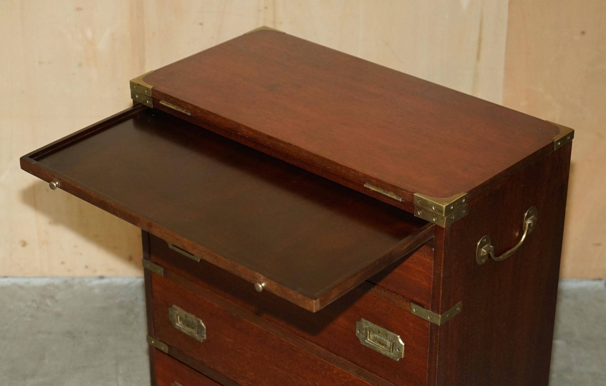 Commode militaire vintage avec plateau coulissant et dessus extensible