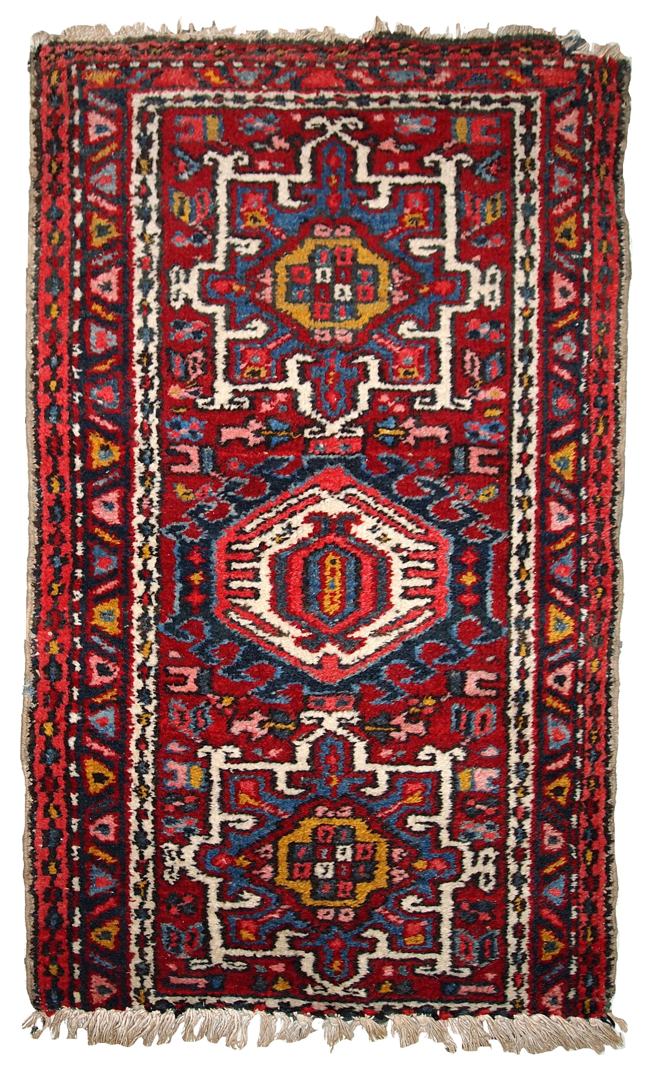 Tapis Antique Karajeh en Laine, Années 1920, Élégance et Tradition