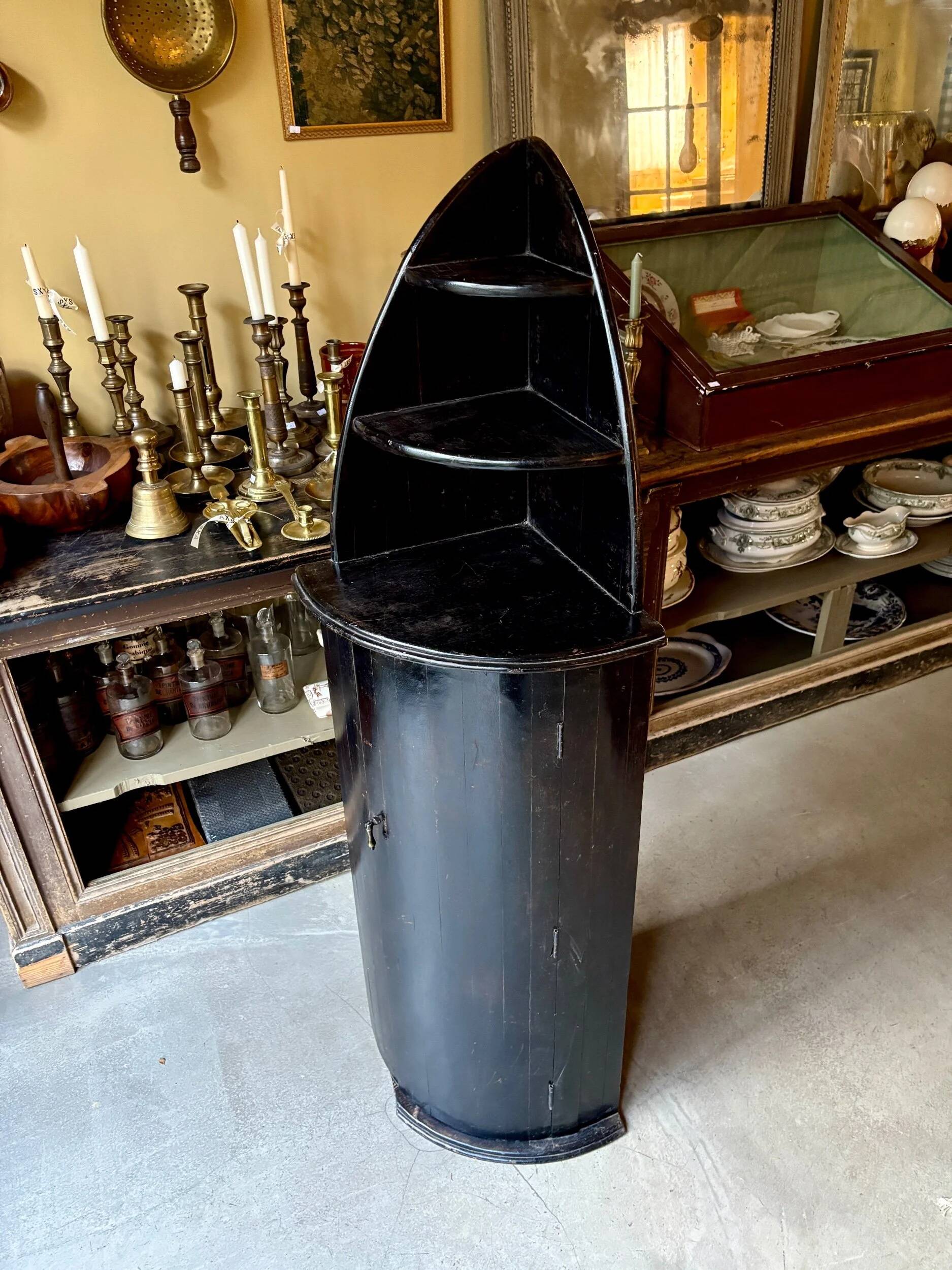 English corner cabinet in blackened wood, 19th century.