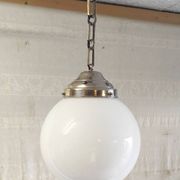 Suspension Bauhaus globe opaline diam. 20 cm - années 30