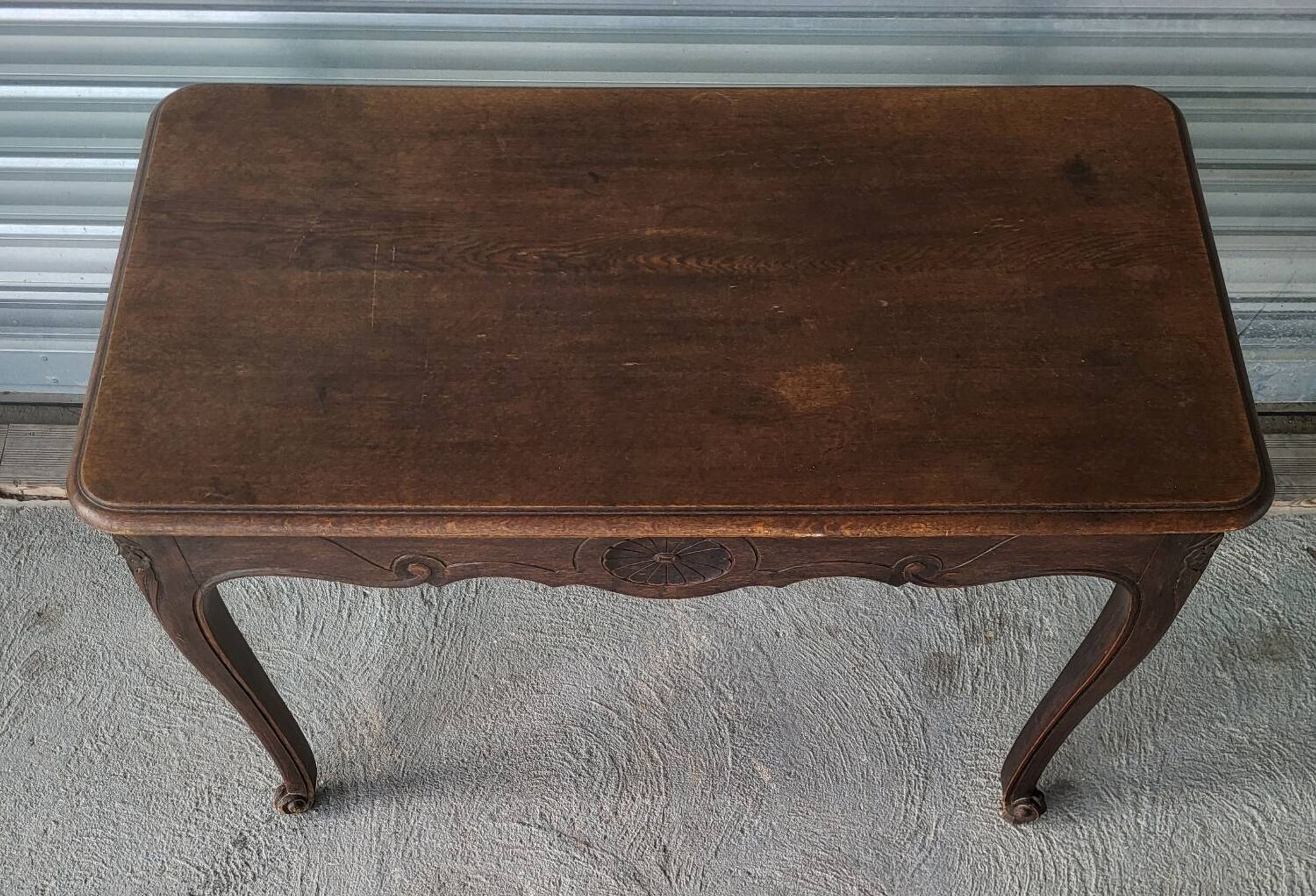Bureau dit "bureau de dame" / table style Louis XV en bois  massif