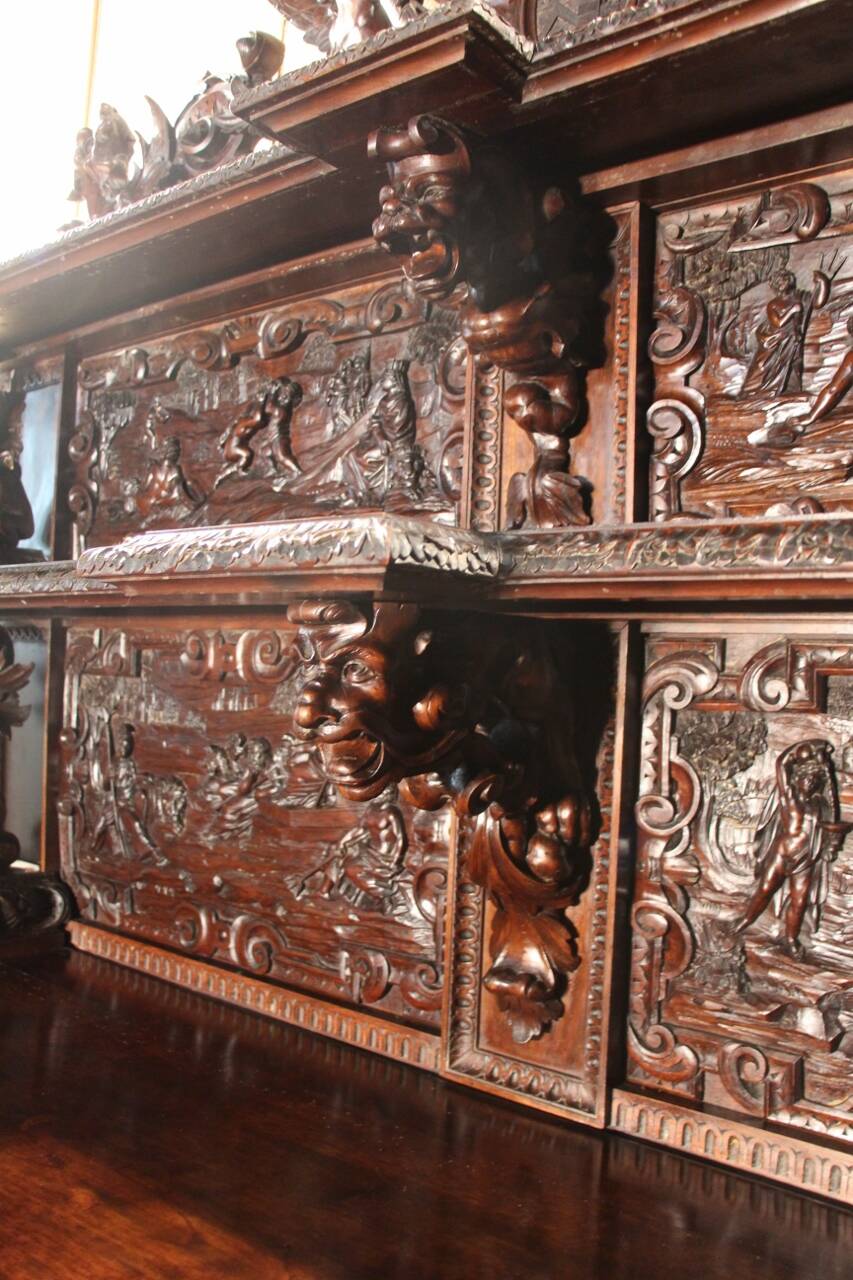 Important Renaissance-style walnut buffet from the 19th century.