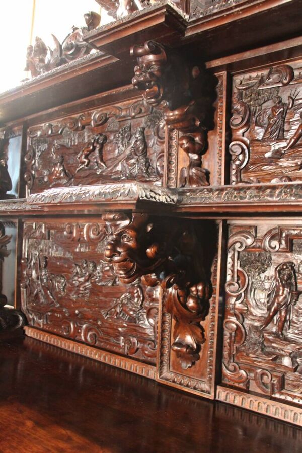 Buffet dressoir de château en noyer de style Renaissance XIXème