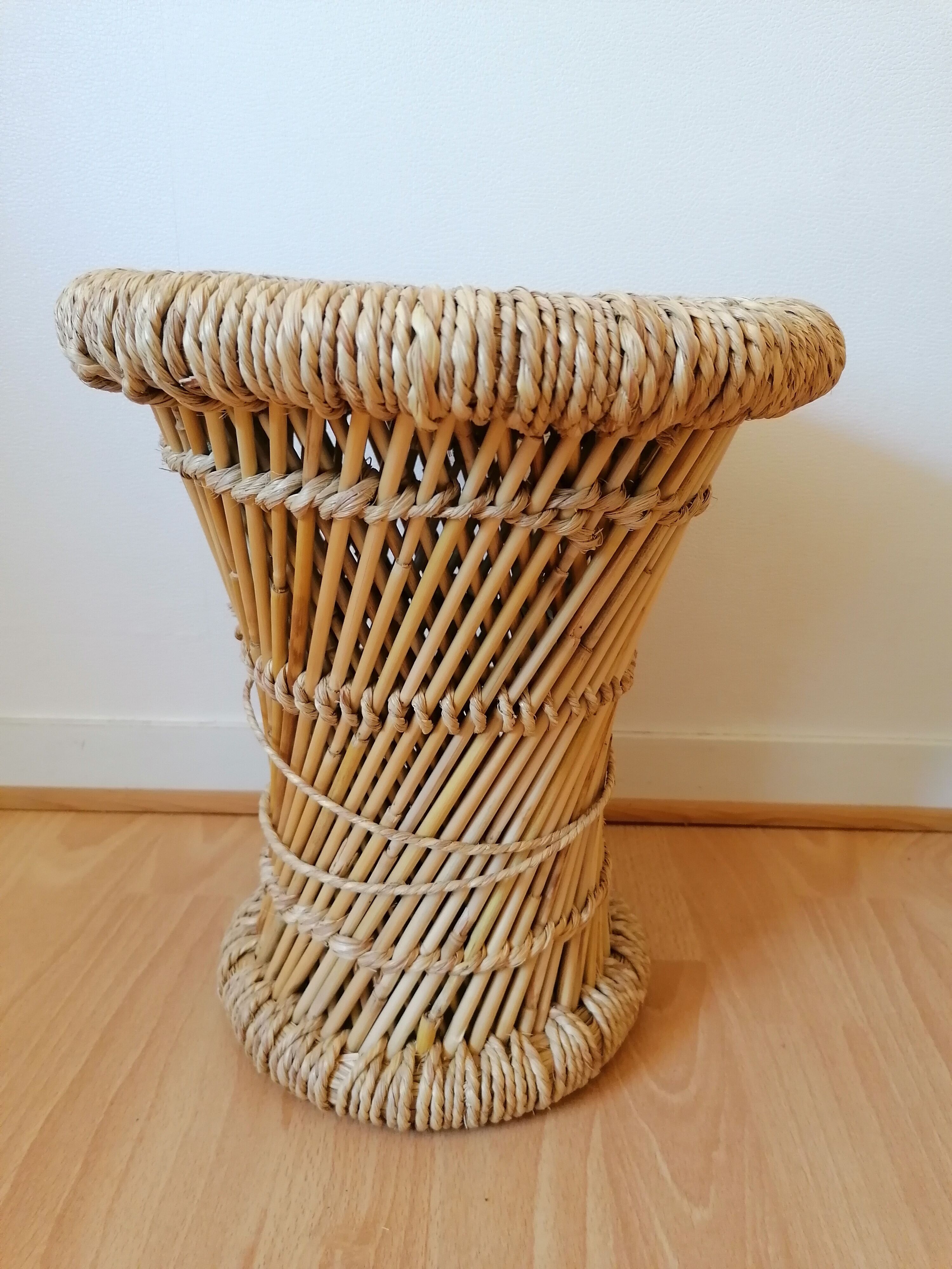 Diabolo rattan stool