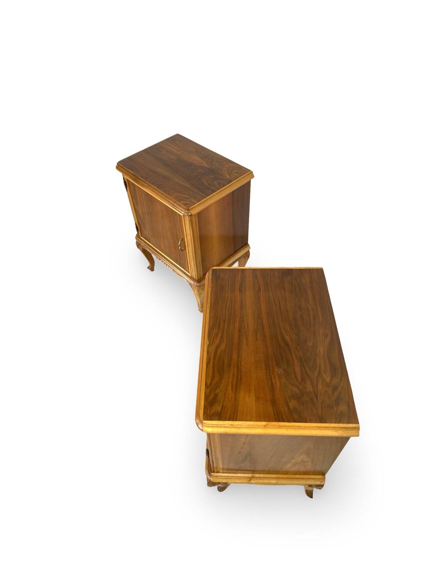 Tables de chevet italiennes en placage de noyer du milieu du siècle, années 1960.