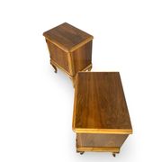 Tables de chevet italiennes en placage de noyer du milieu du siècle, années 1960.