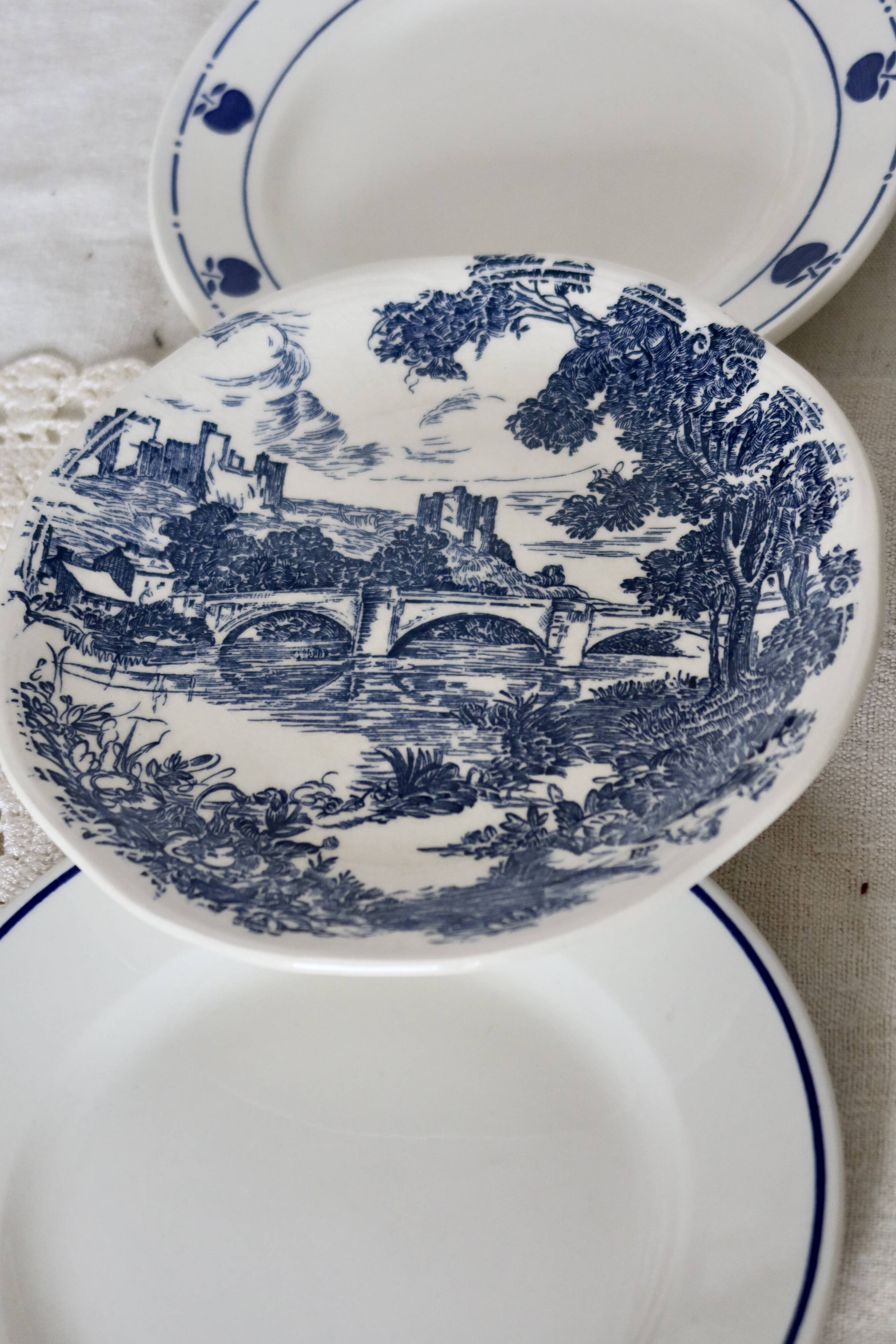 6 blue and white earthenware and porcelain dessert plates