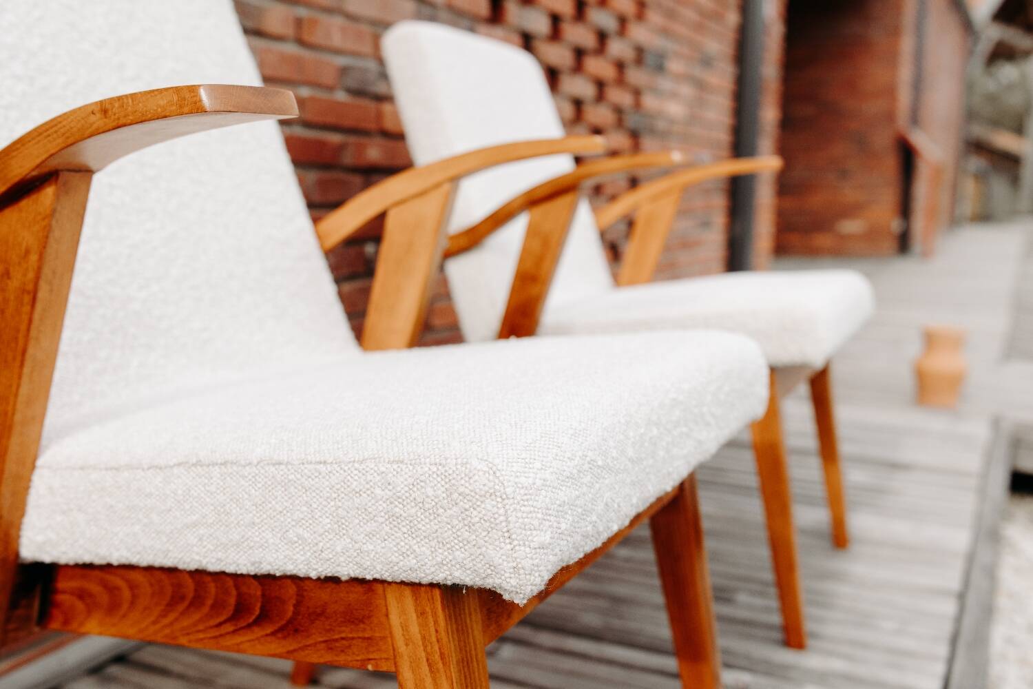 Fauteuil vintage blanc perle bouclé bois naturel 1970 restauré design scandinave