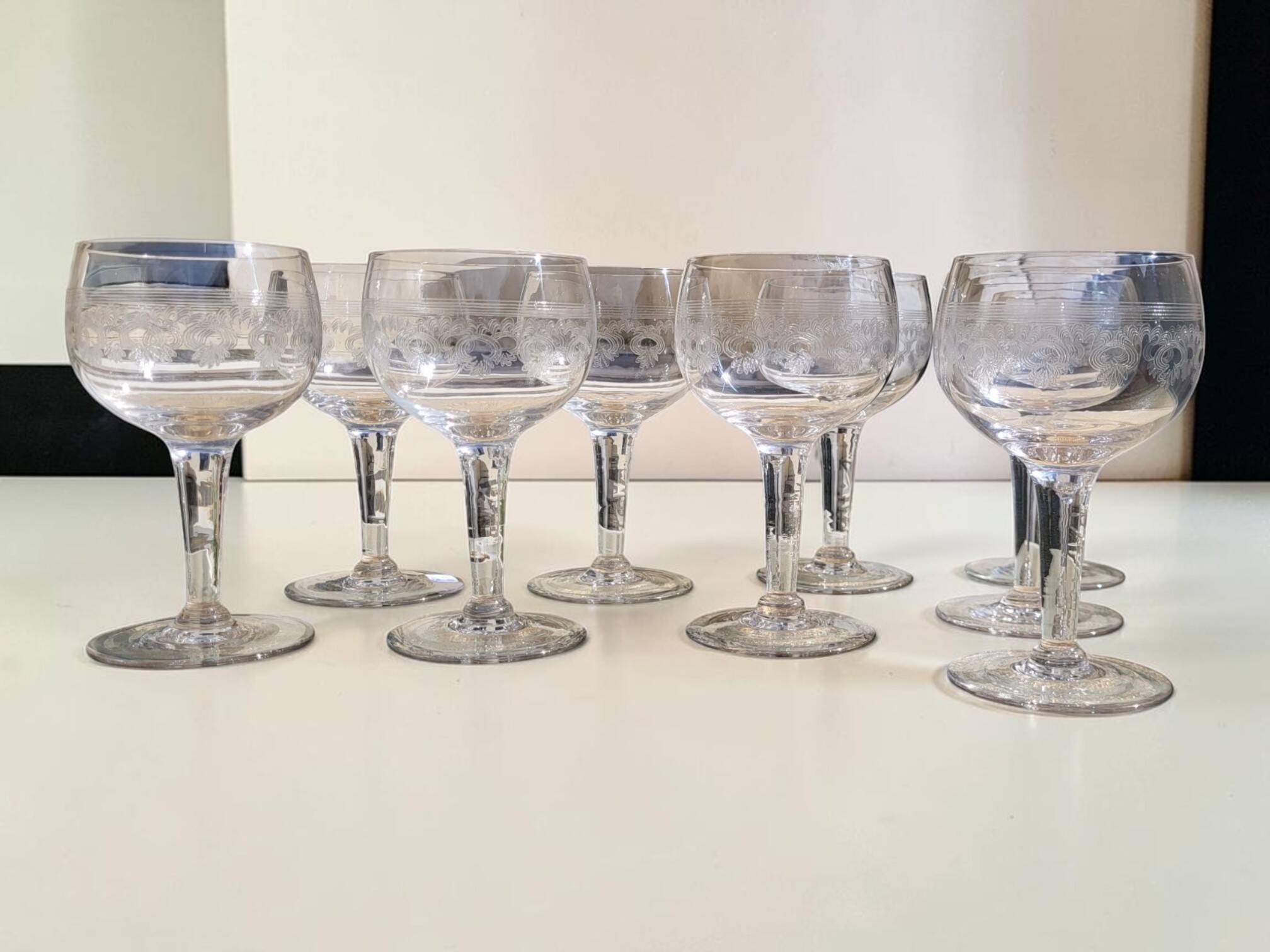 9 verres à vin guillochés déb. XXème