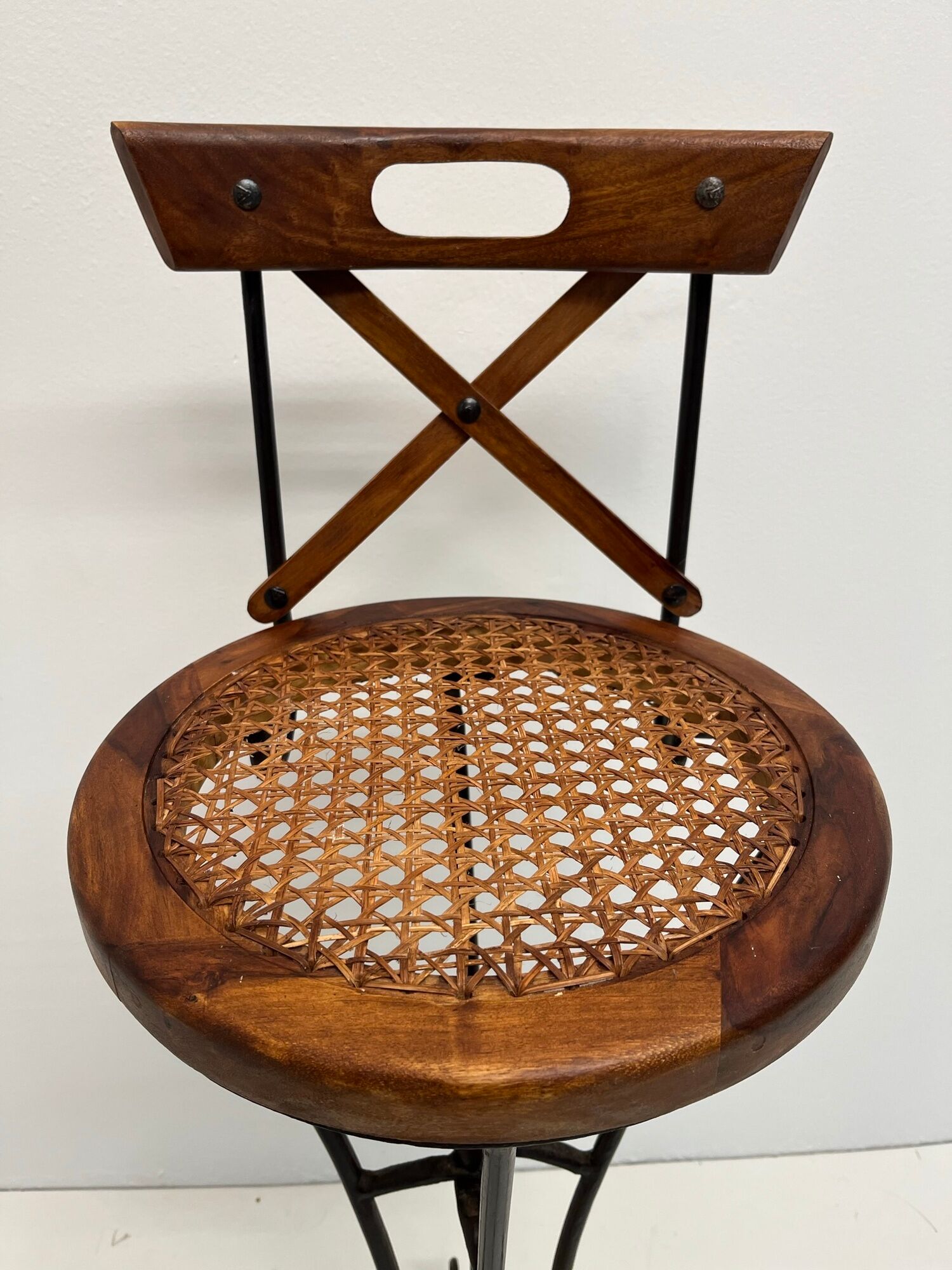 Paire de tabourets de bar vintage en bois et fer forgé avec assises cannées