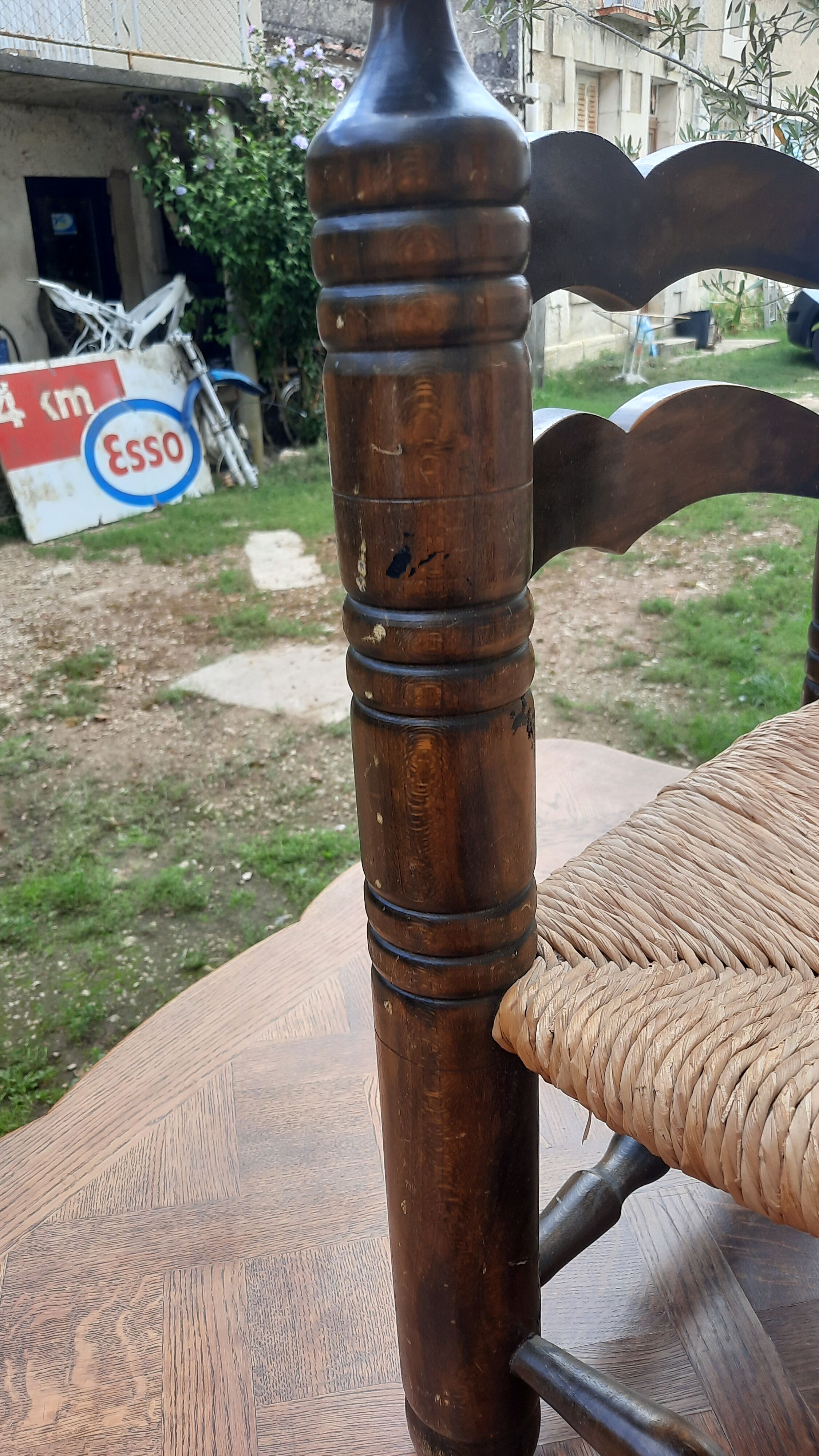 Chaise basse campagnarde