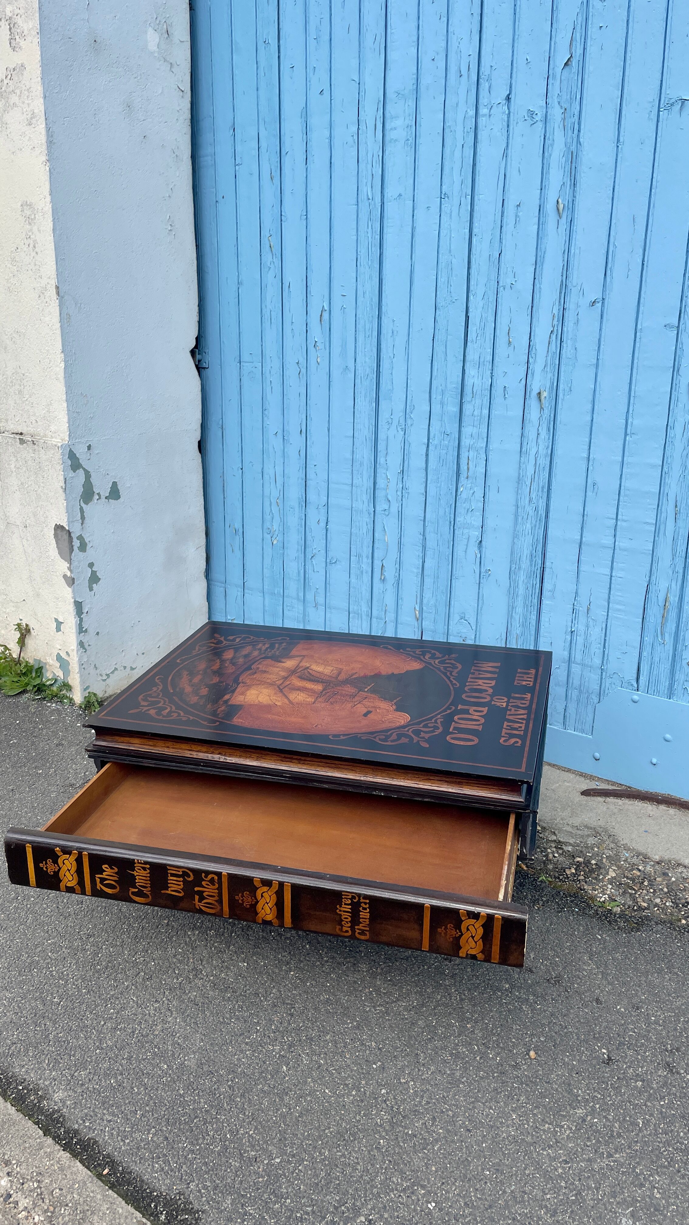 Table basse façon livre ancien, XXe siècle