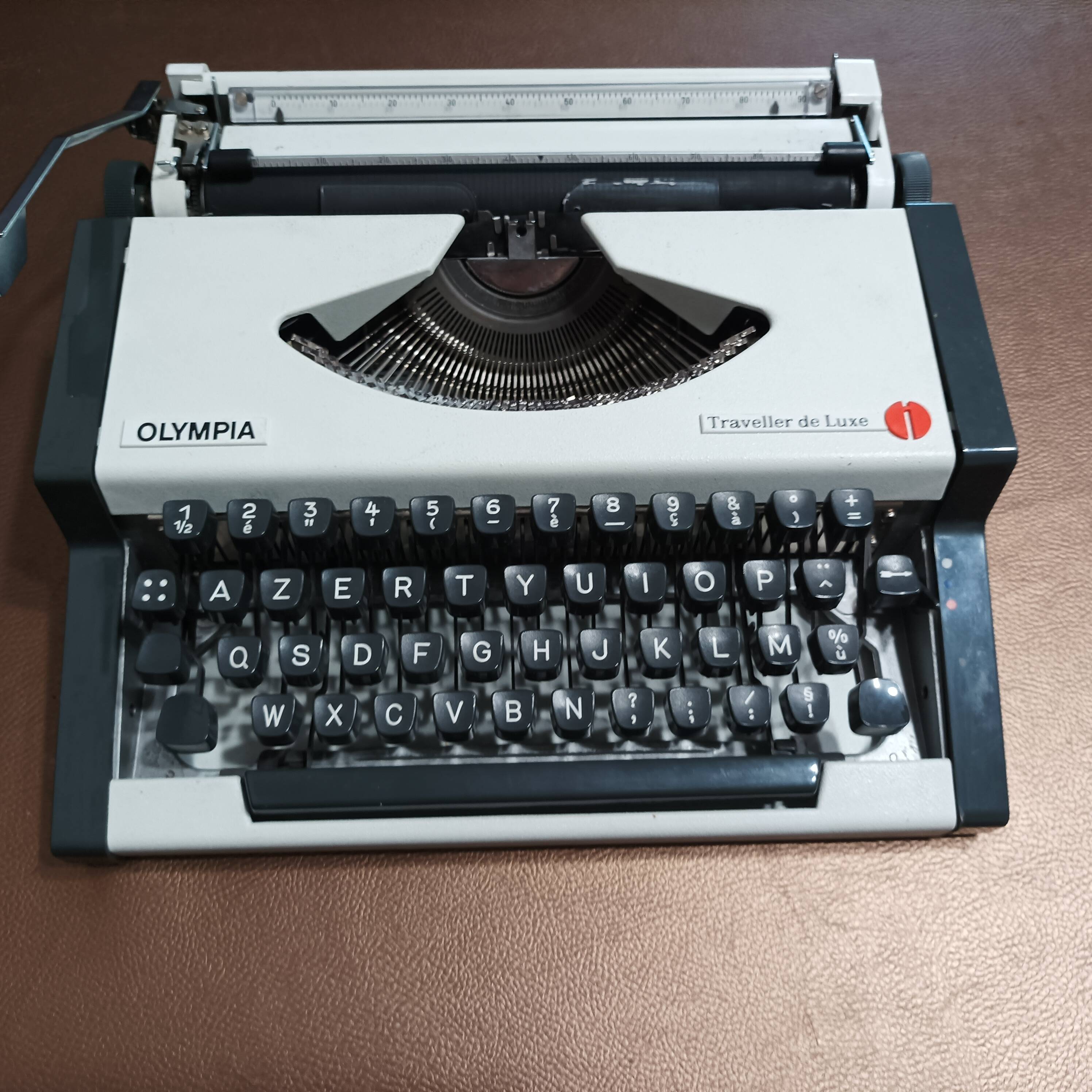Olympia Traveller de Luxe White Typewriter