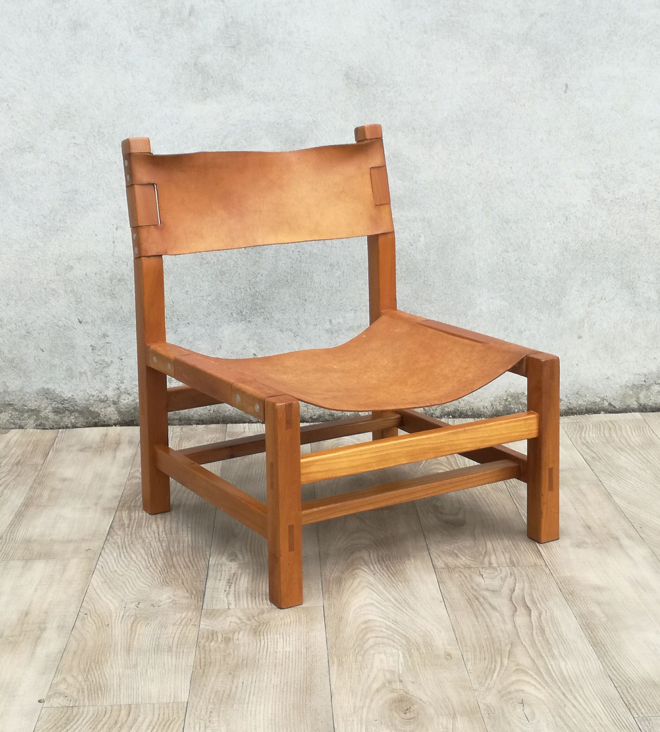 Armchair in solid elm and leather Maison Regain 1970