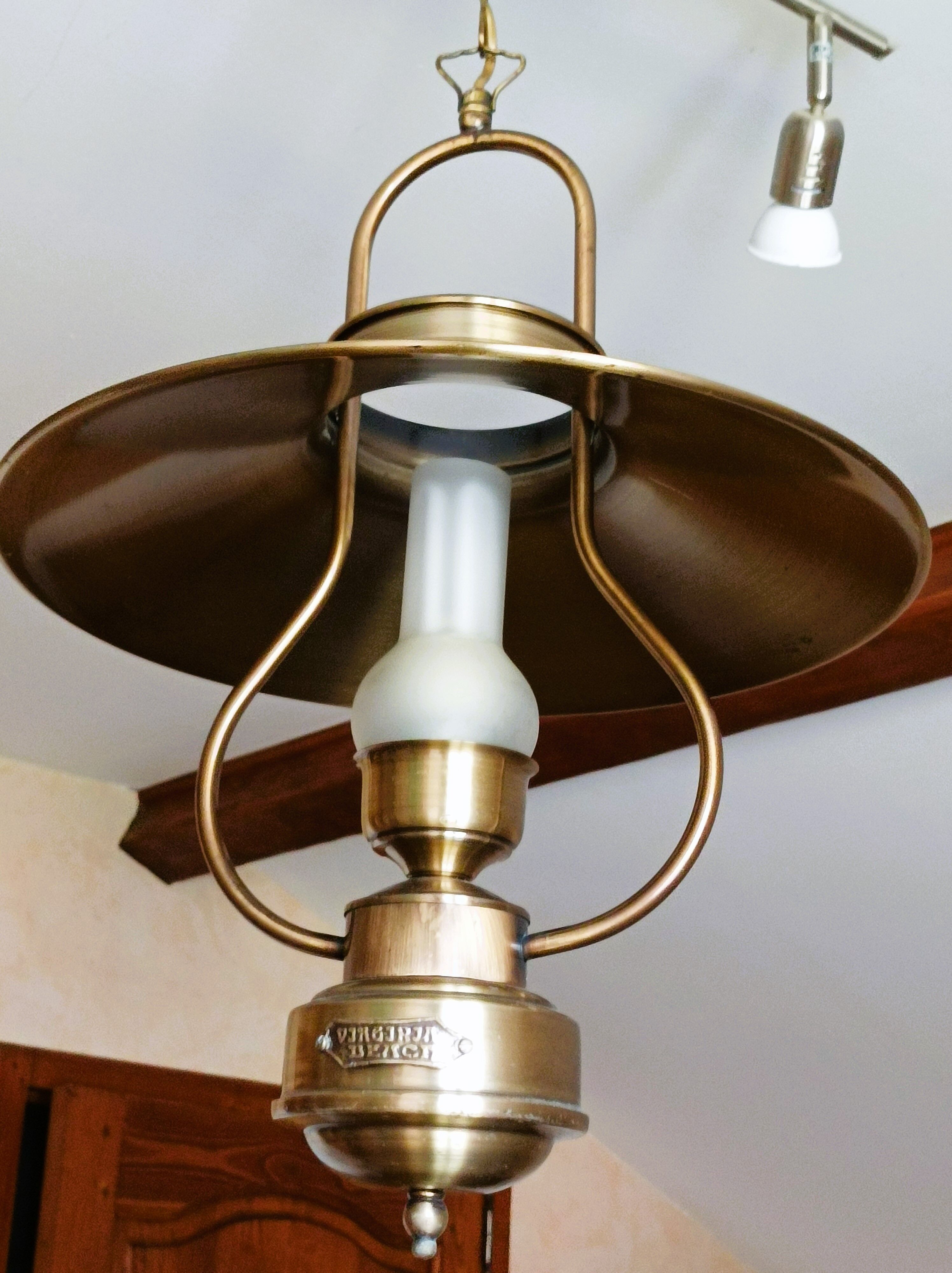 Chain suspension in storm lamp
