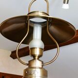 Chain suspension in storm lamp