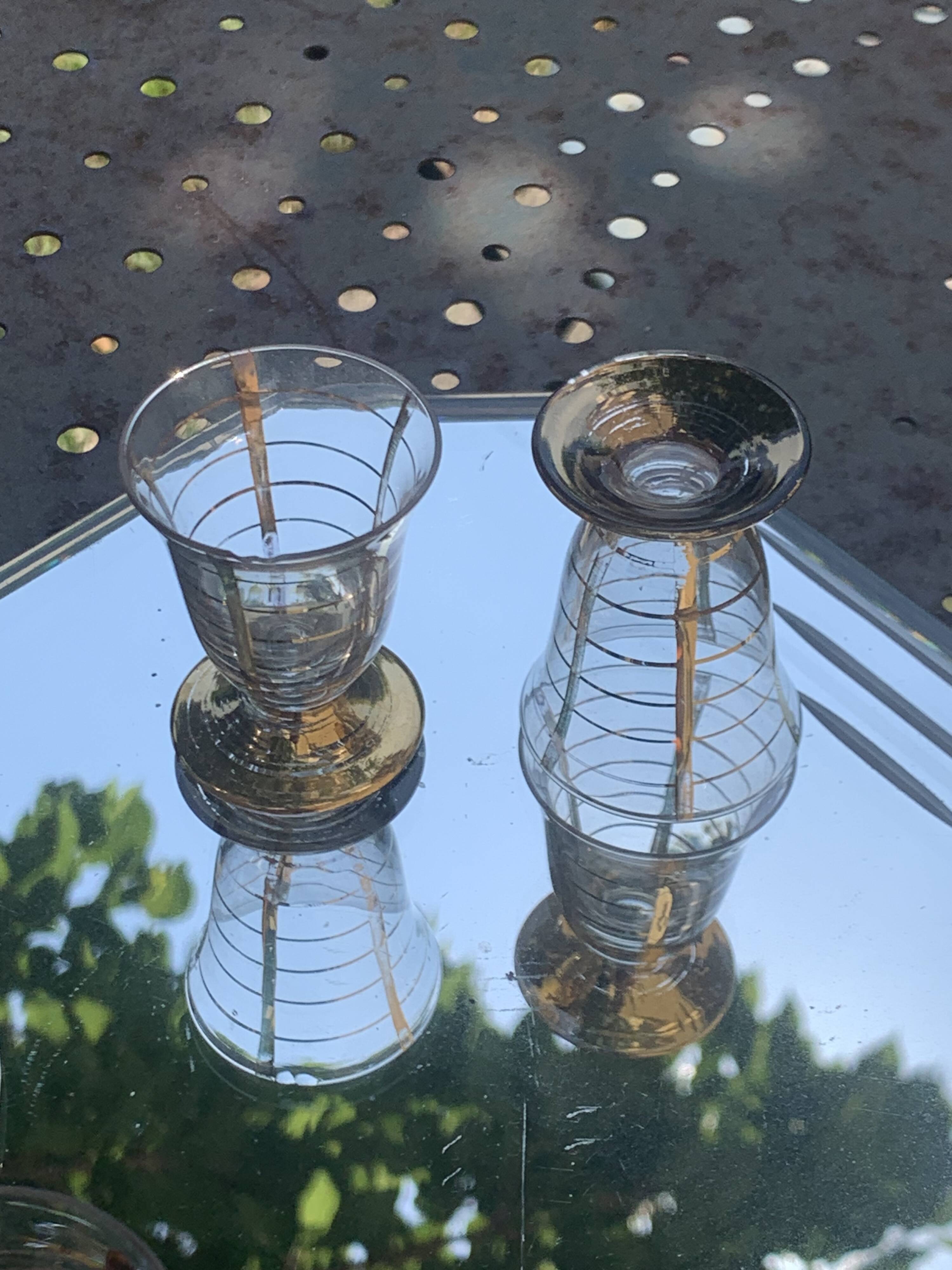 Service a liqueur compose d une carafe et de 4 petits verres à liserés dore