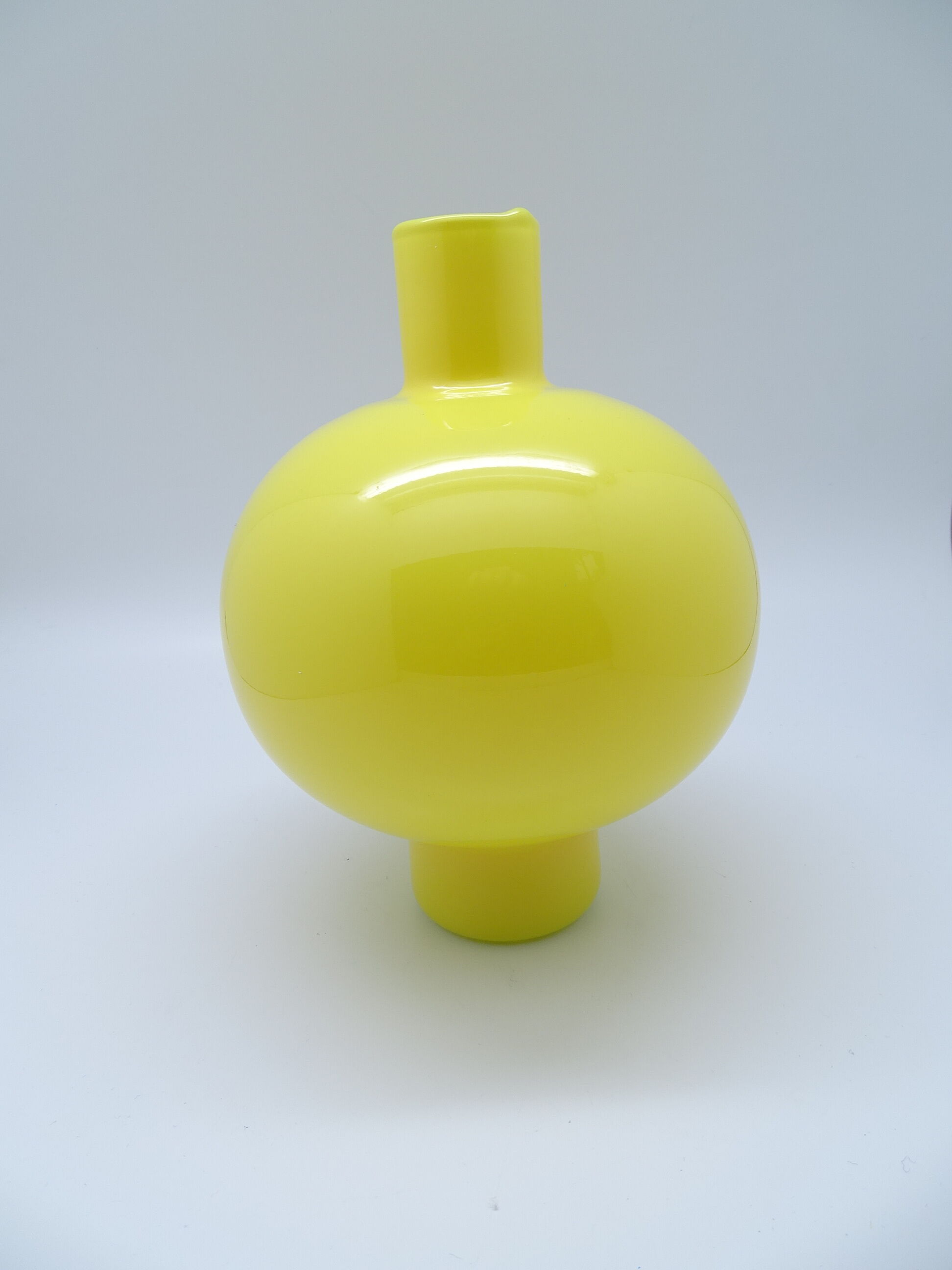 Decorative vase in yellow opaline