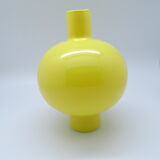 Vase décoratif en opaline jaune