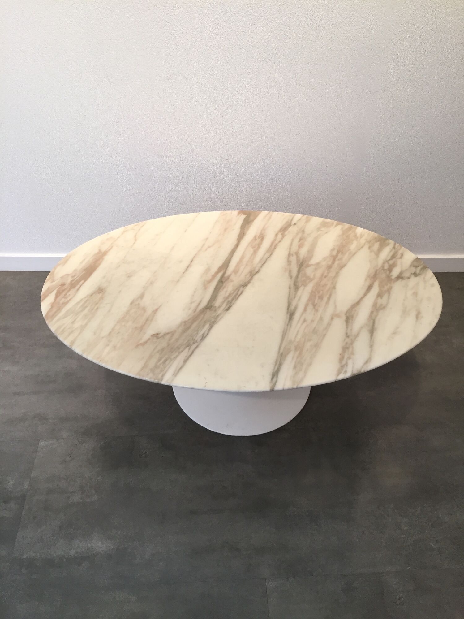 Table Calacatta marble low Eero Saarinen Tulip for Knoll International