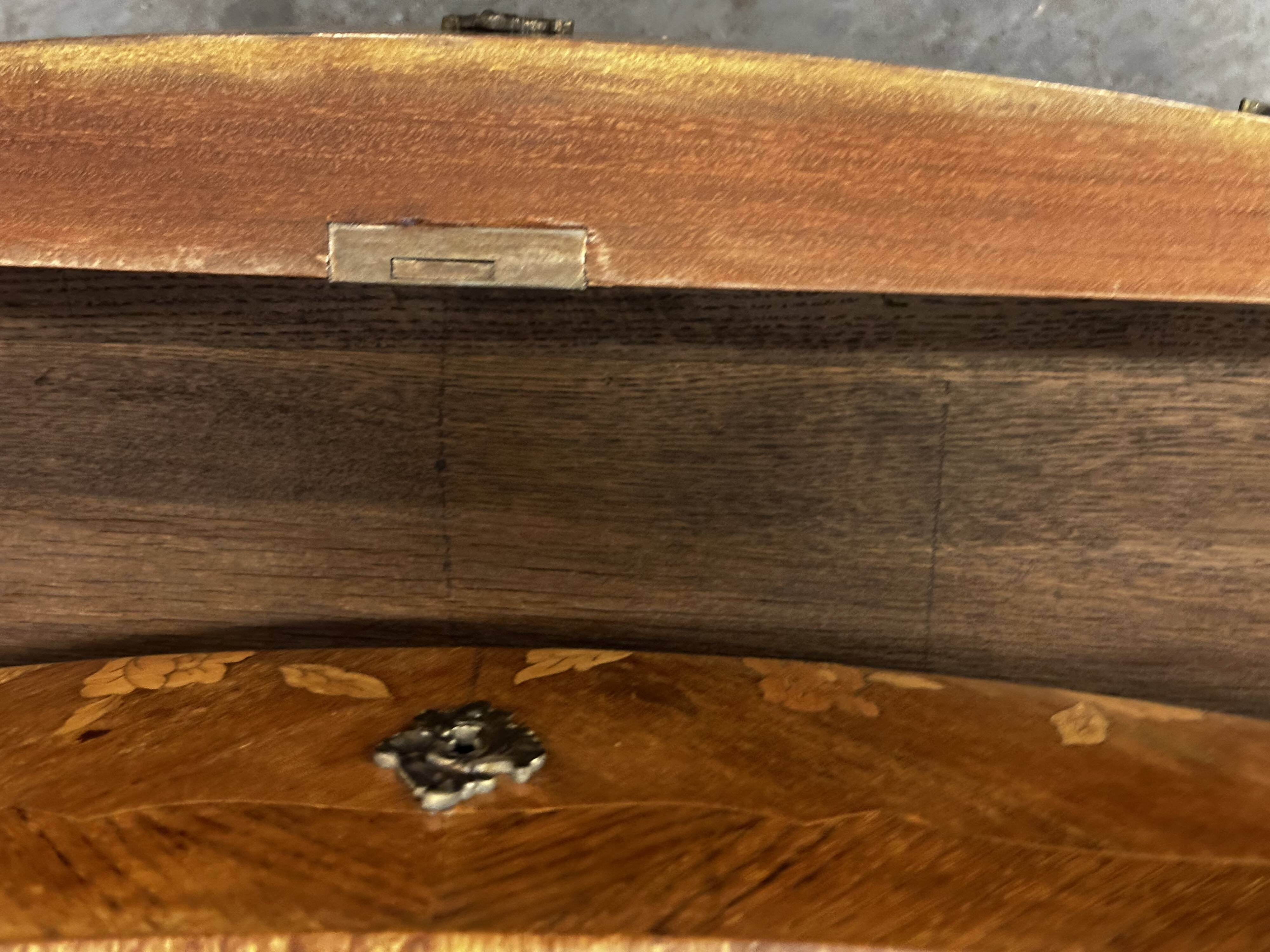 Curved and inlaid chest of drawers, Louis XV style, late 19th-early 20th century