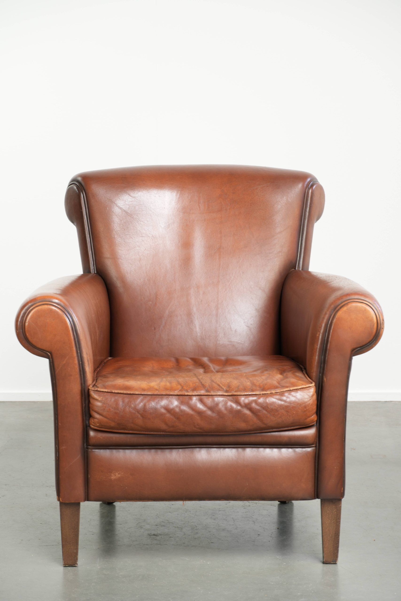 Fauteuil en peau de mouton confortable avec une finition élégante.