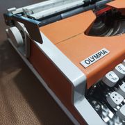 Machine à écrire Olympia traveller de luxe orange révisé et ruban neuf