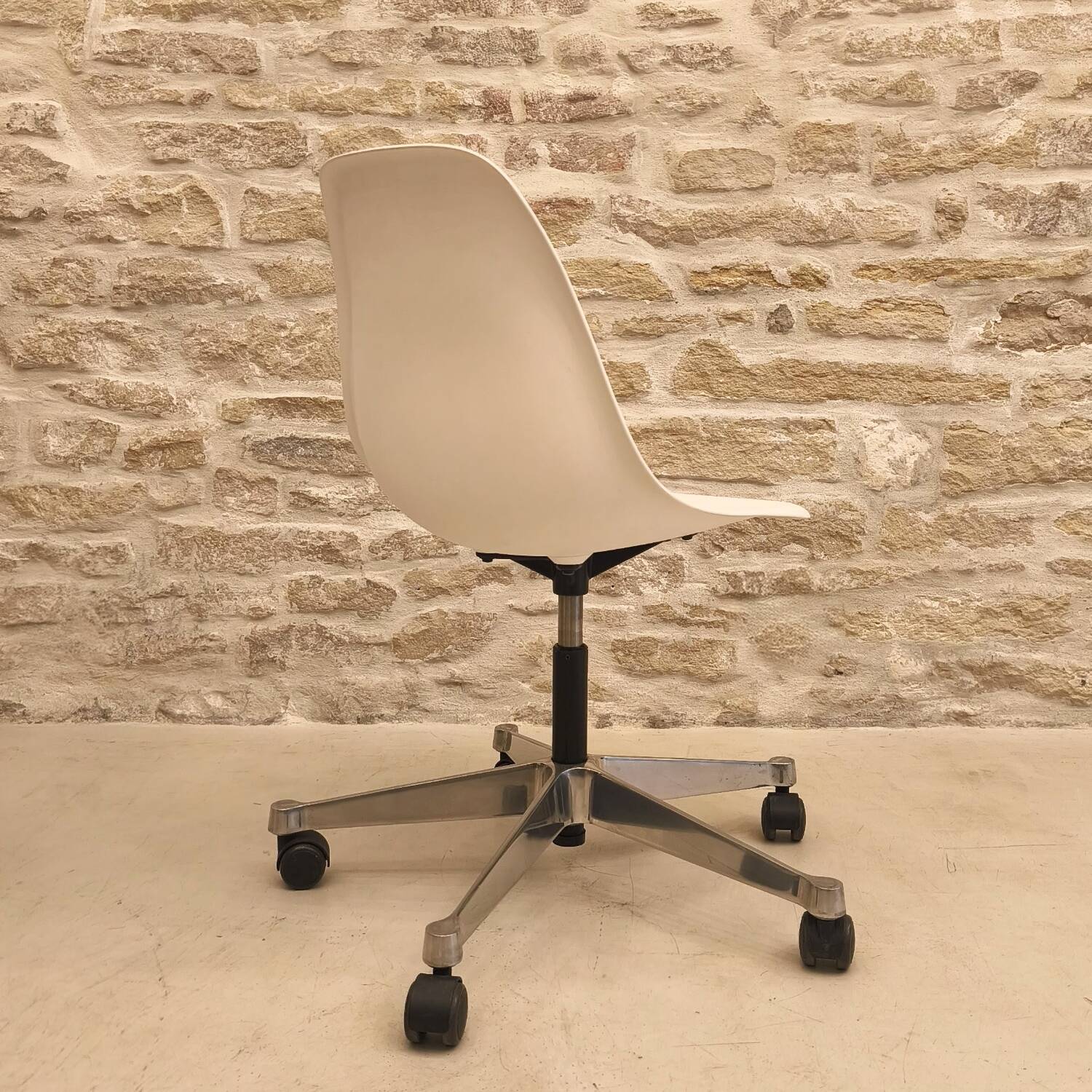 PSCC RE office chair designed by Charles and Ray Eames, Vitra