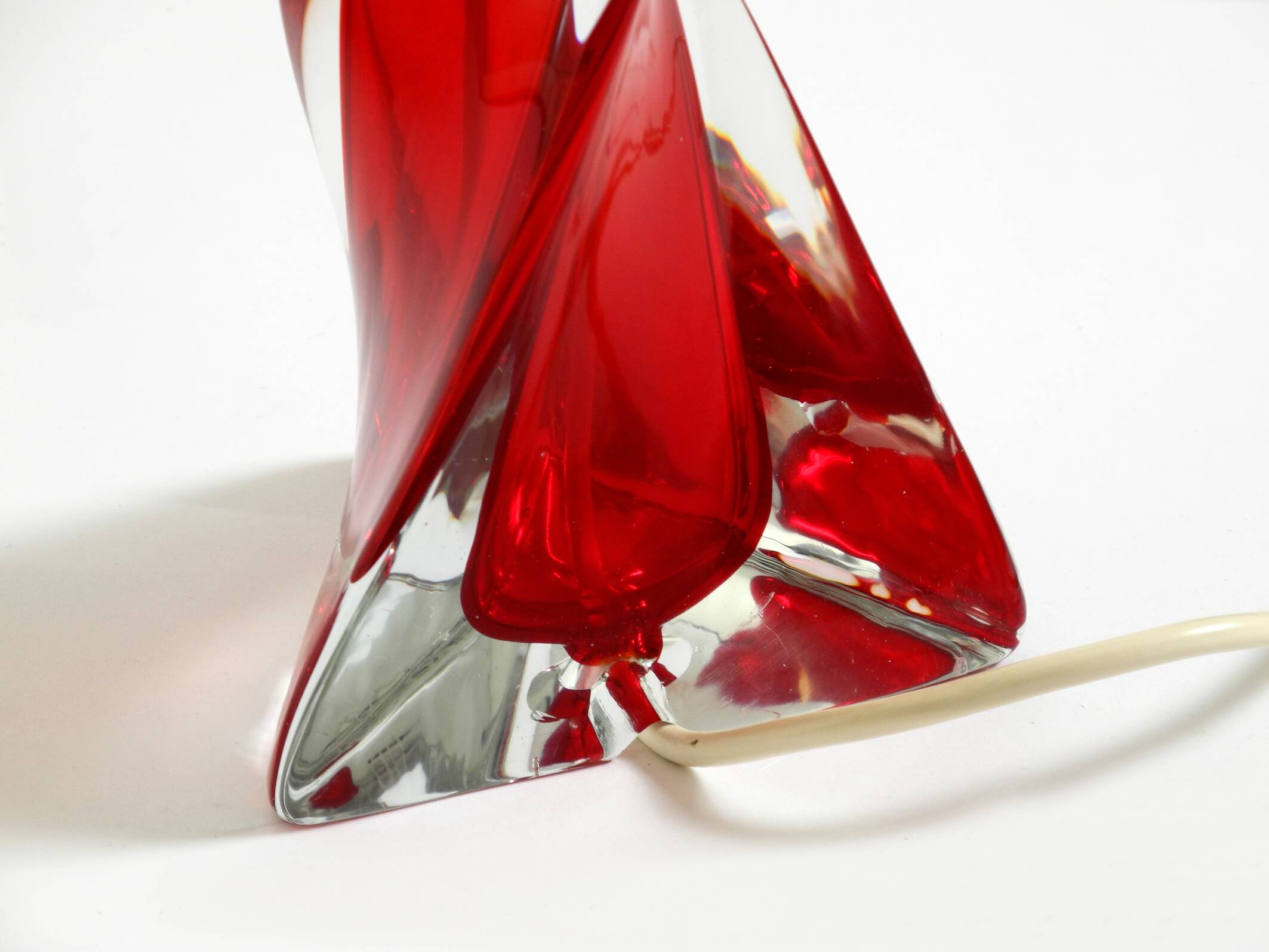 Lampe de table du milieu du siècle en verre cristal solide rouge et transparent.