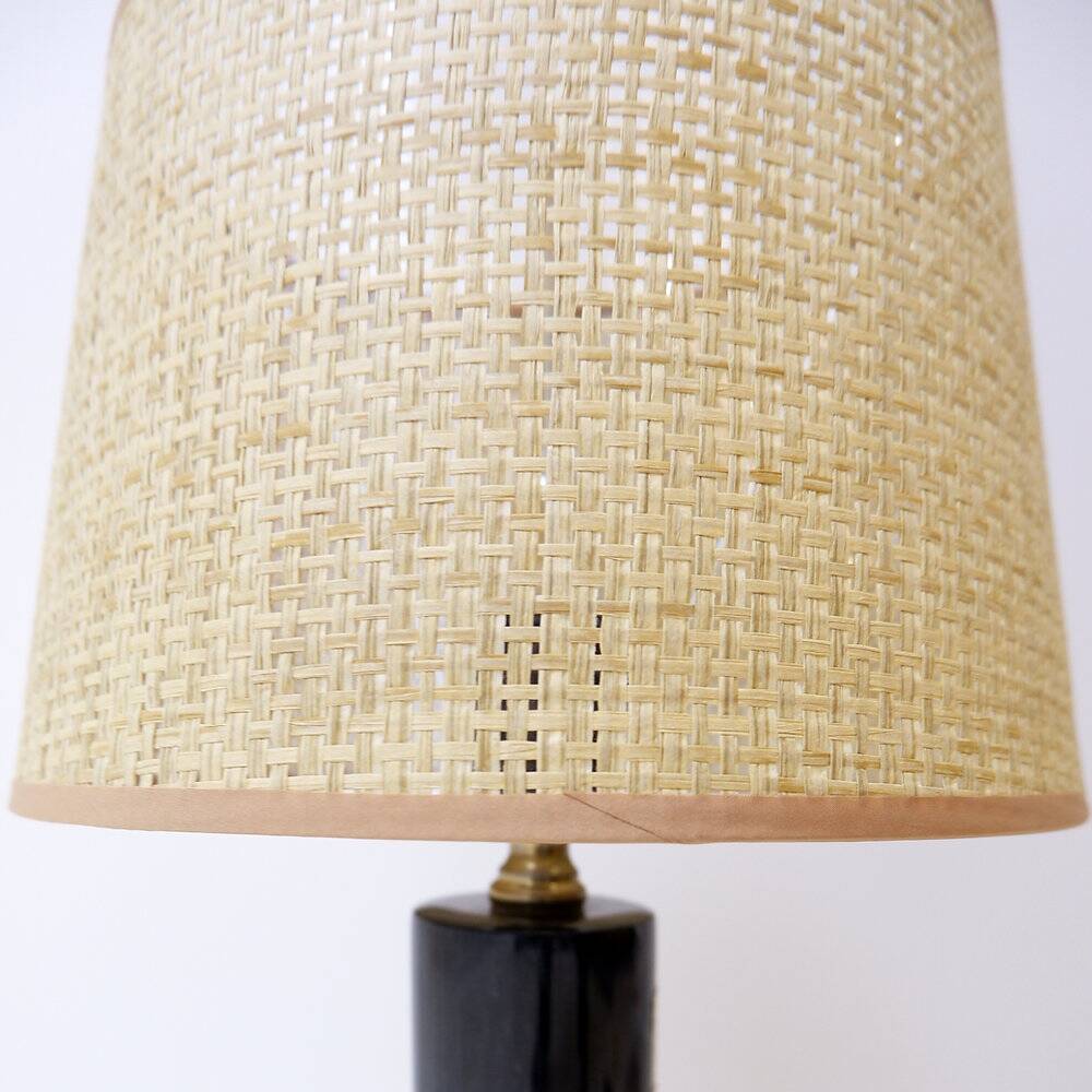 Lampe de table en marbre noir et abat-jour en raphia naturel