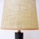 Lampe de table en marbre noir et abat-jour en raphia naturel