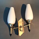 Petite applique à deux lumières, opaline blanche et laiton doré, Circa 1960.