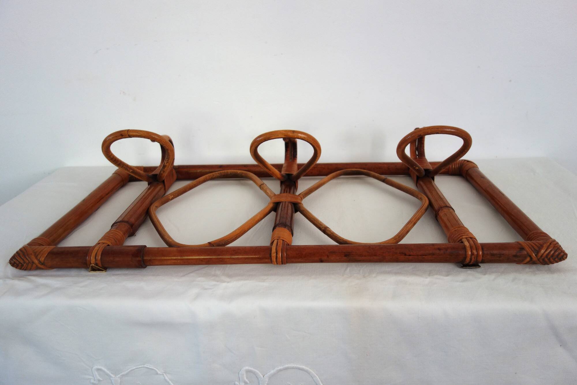 Vintage wall coat rack in bamboo and rattan.