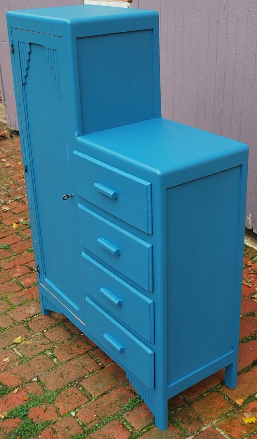 Asymmetrical cabinet