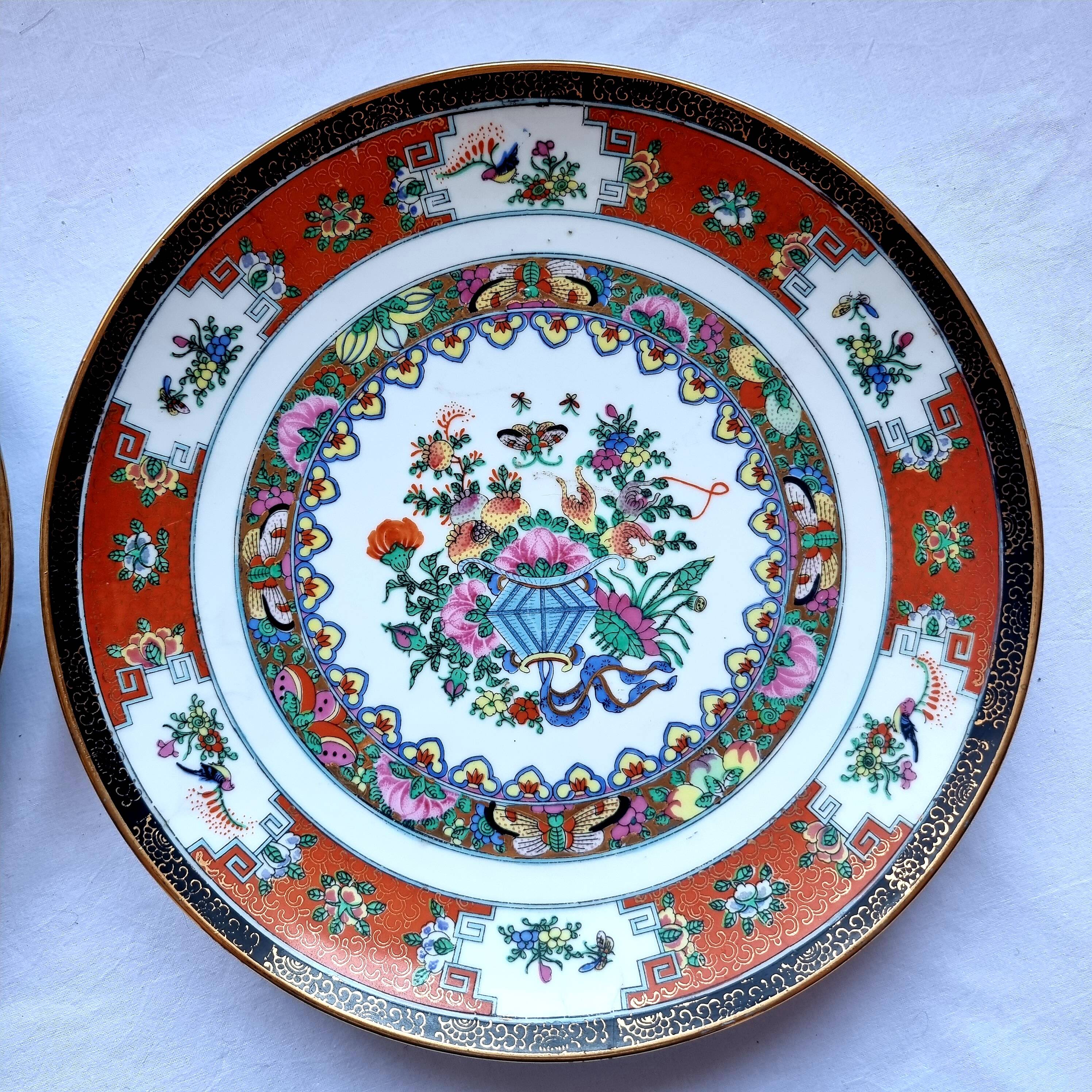 2 hand-painted Chinese plates from the early 20th century famille rose in perfect condition