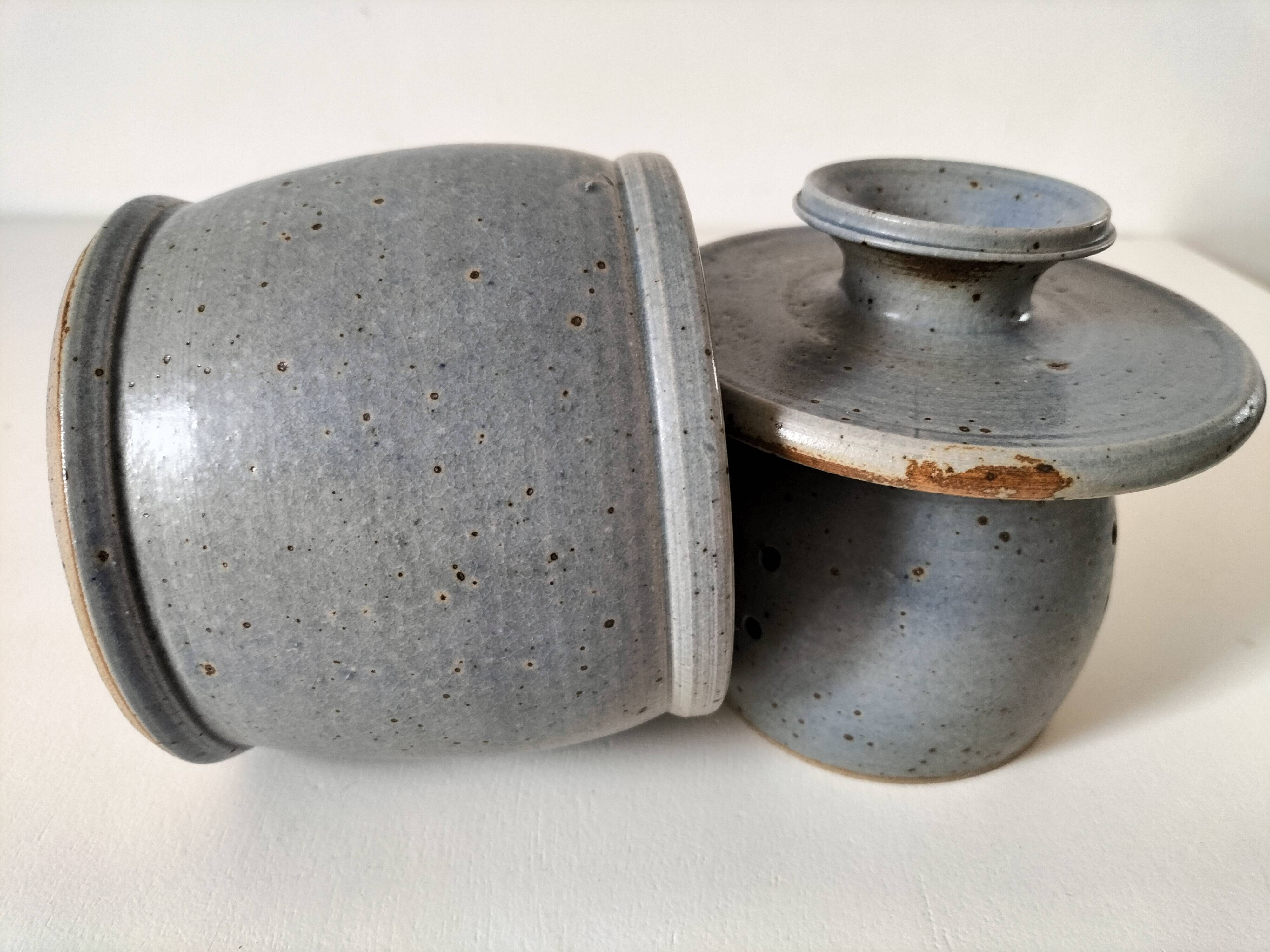 Beurrier à eau en grès artisanal bleu-gris moucheté