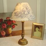 Lampe ancienne en bronze avec son abat-jour en tissu toile de Jouy bleu
