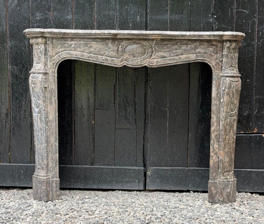 Cheminee de style Louis XV en marbre Stinkal vers 1880